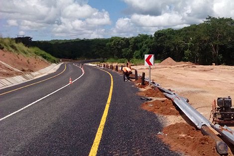 Banco Mundial e Reino Unido apoiam reconstrução de estradas de Moçambique