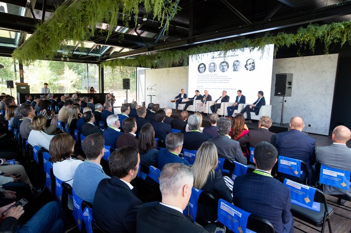 Mesa-redonda de debate