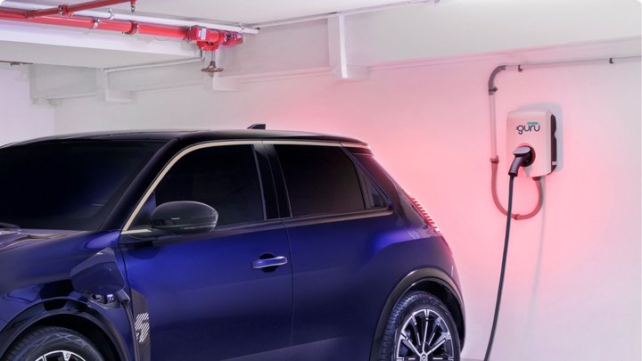 Carregador em garagem comunitária