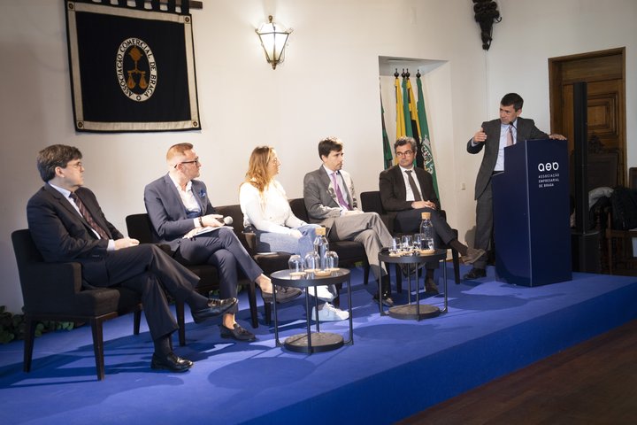 José Manuel Peixoto, Diretor da Remax Braga; Pedro Ferreira, CEO do Grupo Acrescentar; Patrícia Santos, CEO da ZOME; João Rodrigues, Vereador da Câmara Municipal de Braga; Ricardo Guimarães, Diretor da Confidencial Imobiliário; António Gil Machado, Diretor da Vida Imobiliária.