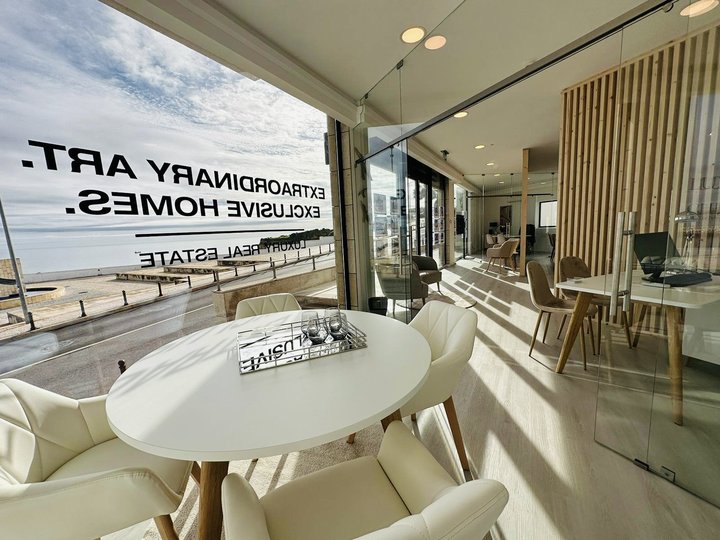 A loja situa-se na Avenida dos Descobrimentos, em Lagos