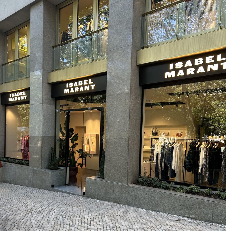 A marca de luxo francesa Isabel Marant estreia-se em Portugal.